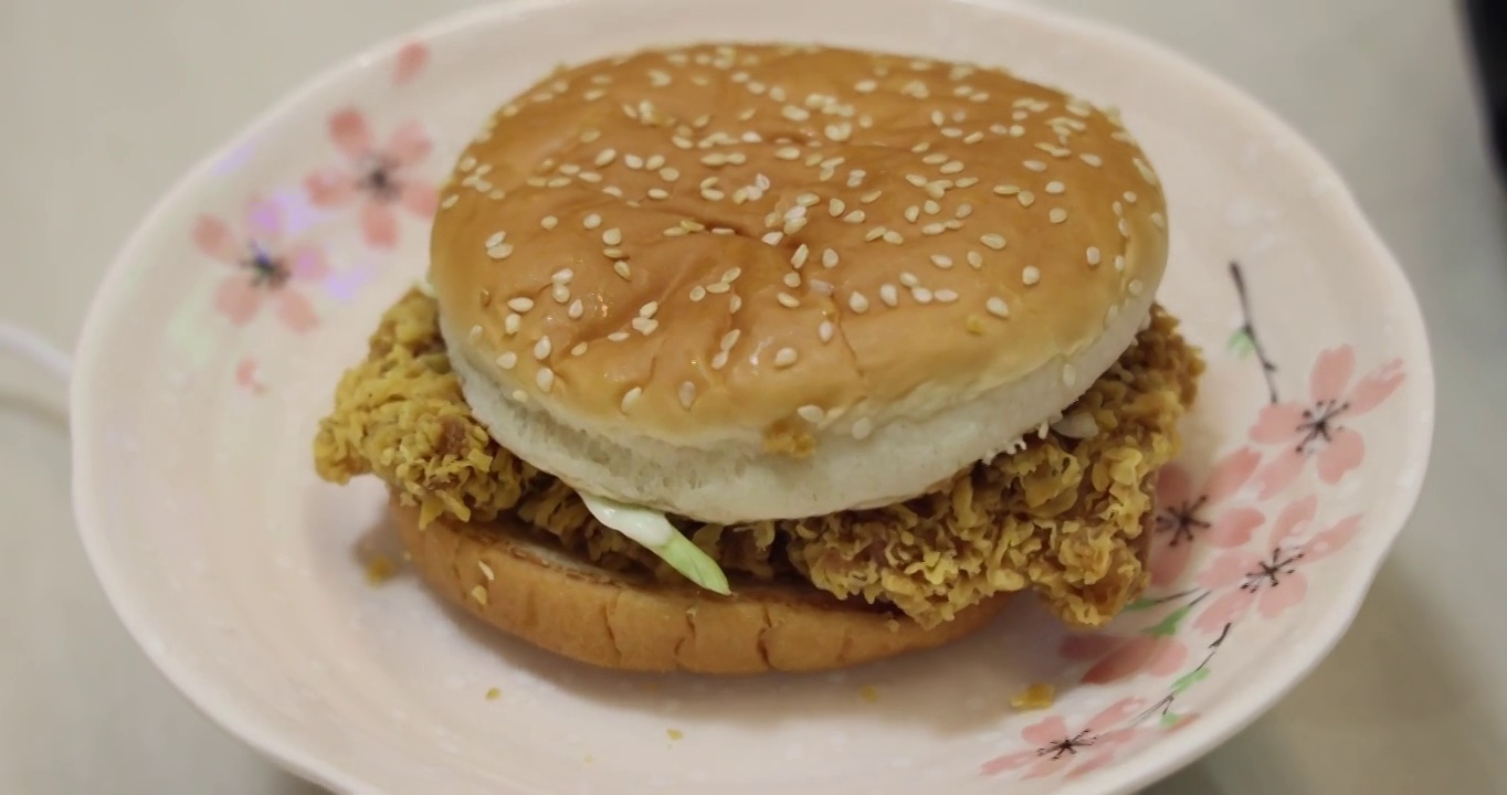 快餐美食：油炸鸡肉汉堡包视频素材