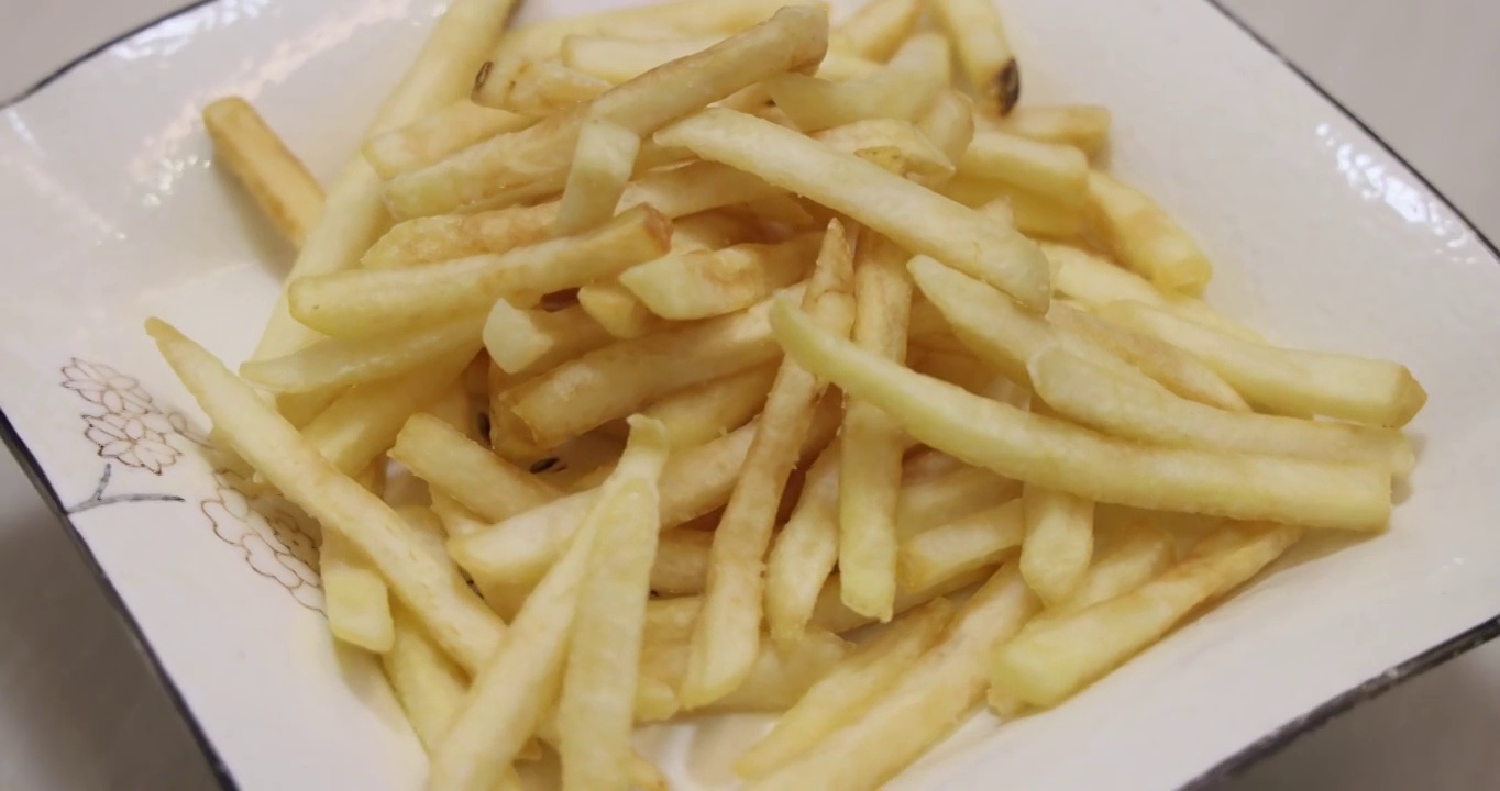 快餐美食：油炸薯条视频素材