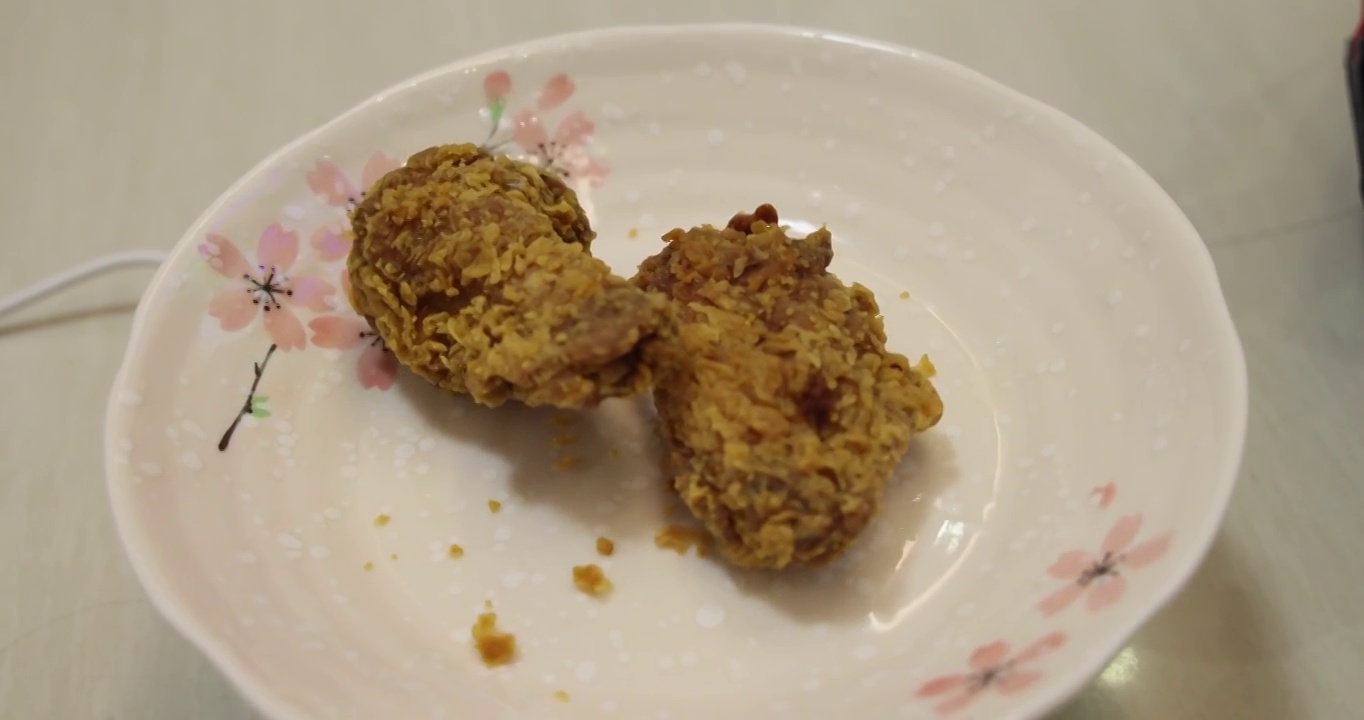 快餐美食：油炸鸡翅视频素材