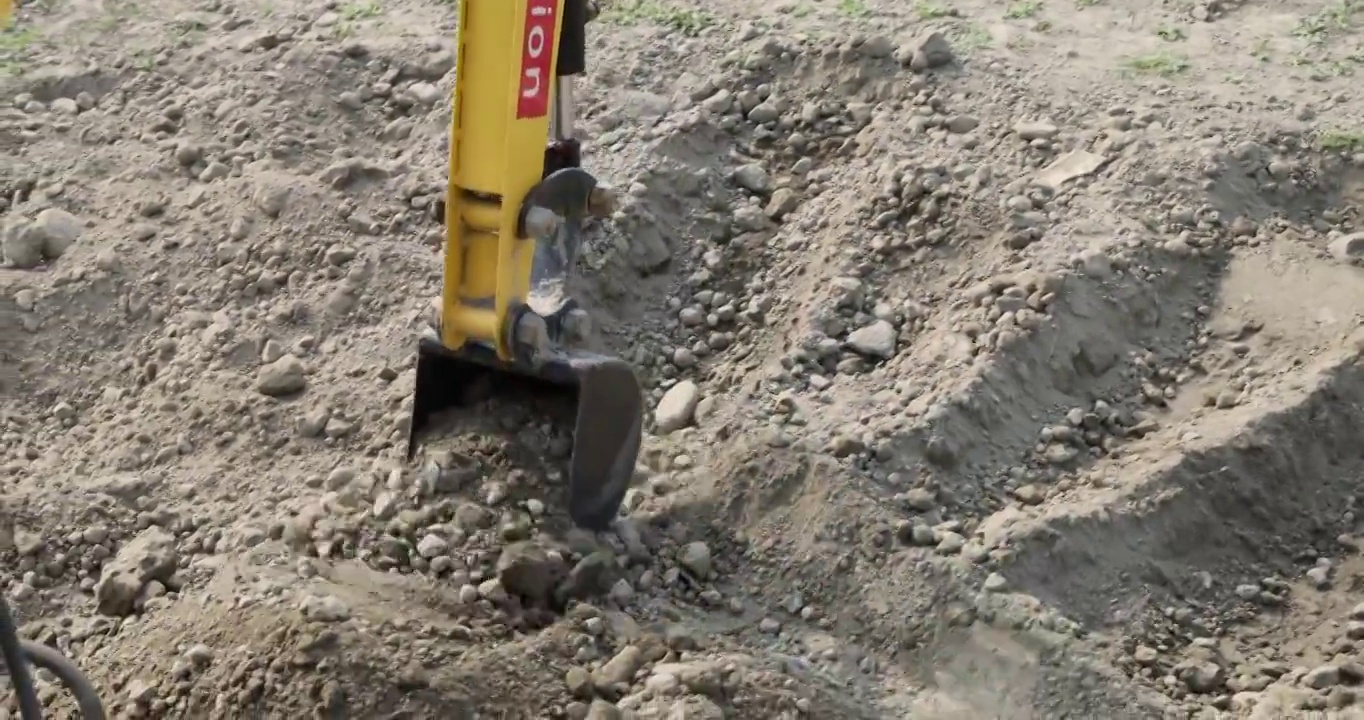 工程机械：小型挖掘机正在挖泥土视频素材