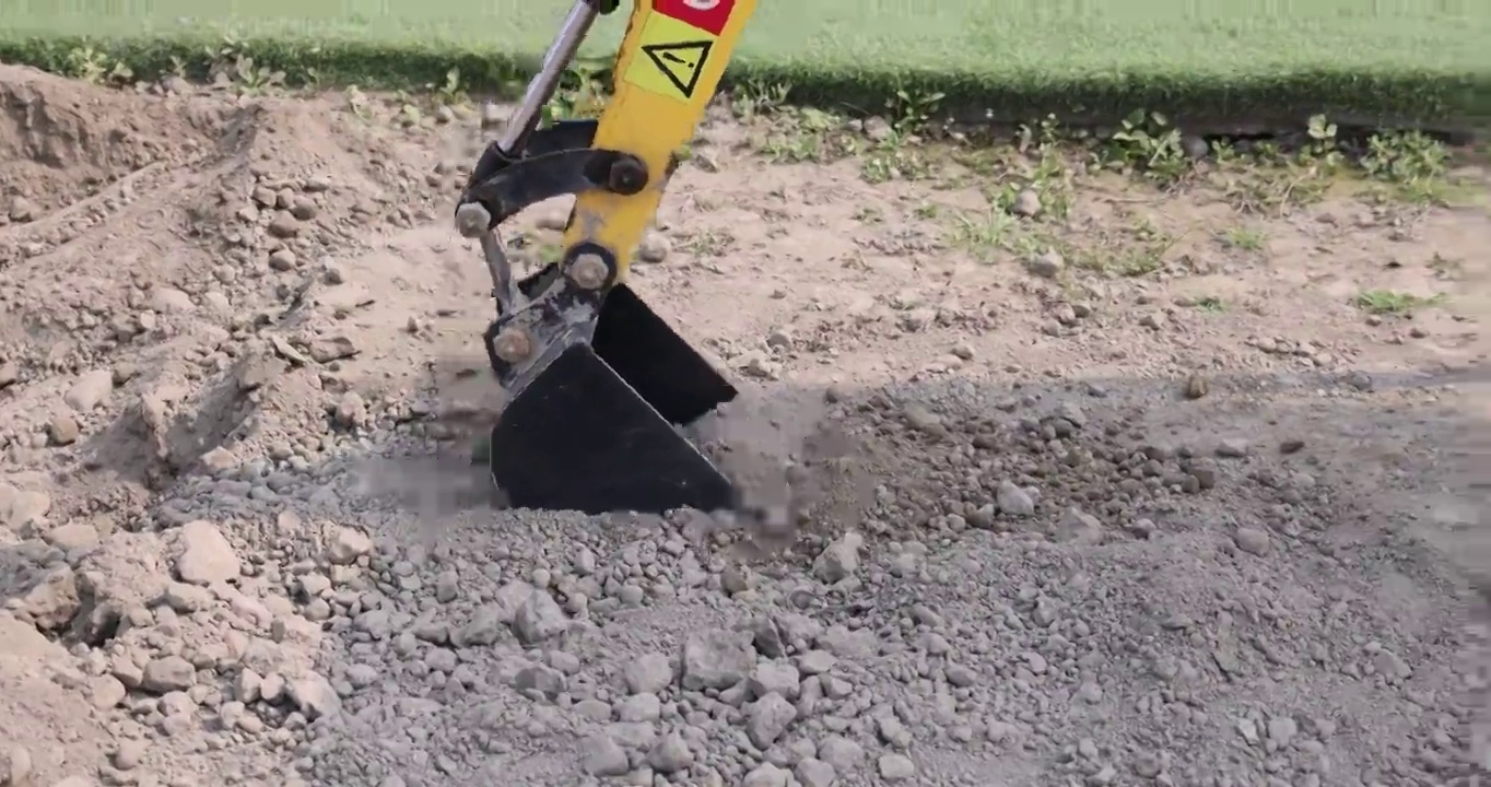 工程机械：小型挖掘机正在挖泥土视频素材