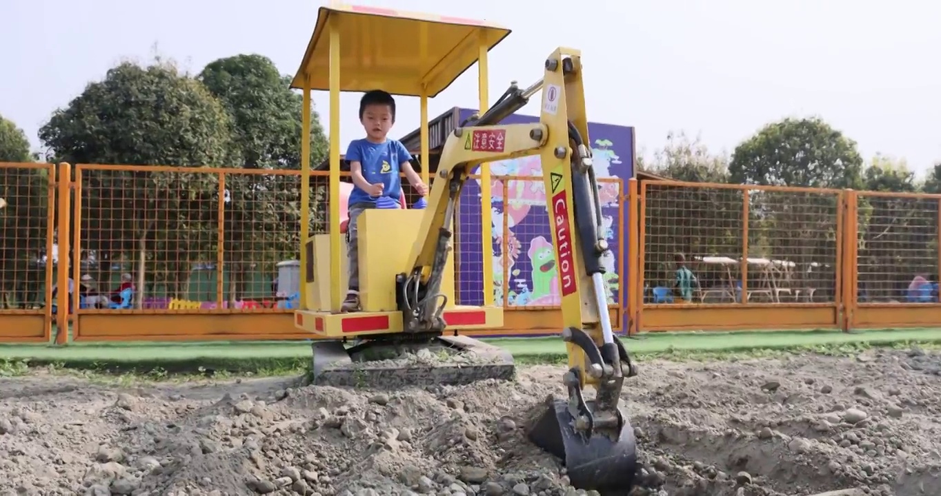 儿童人像：驾驶小型挖掘机的小男孩视频素材