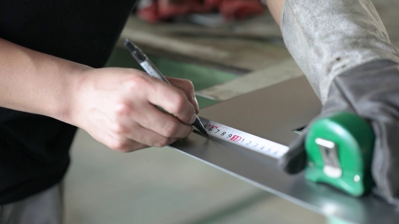 人物办公工作切割测量电焊视频素材