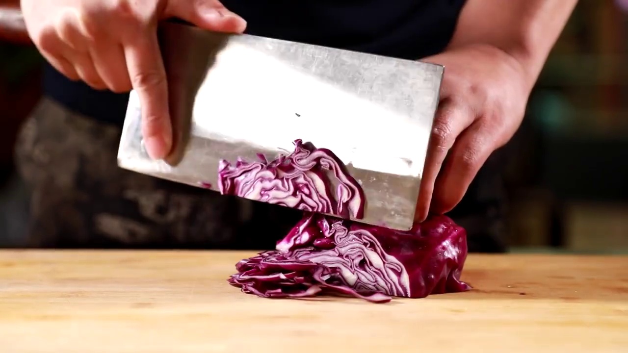 海鲜焖面制作过程切菜视频素材