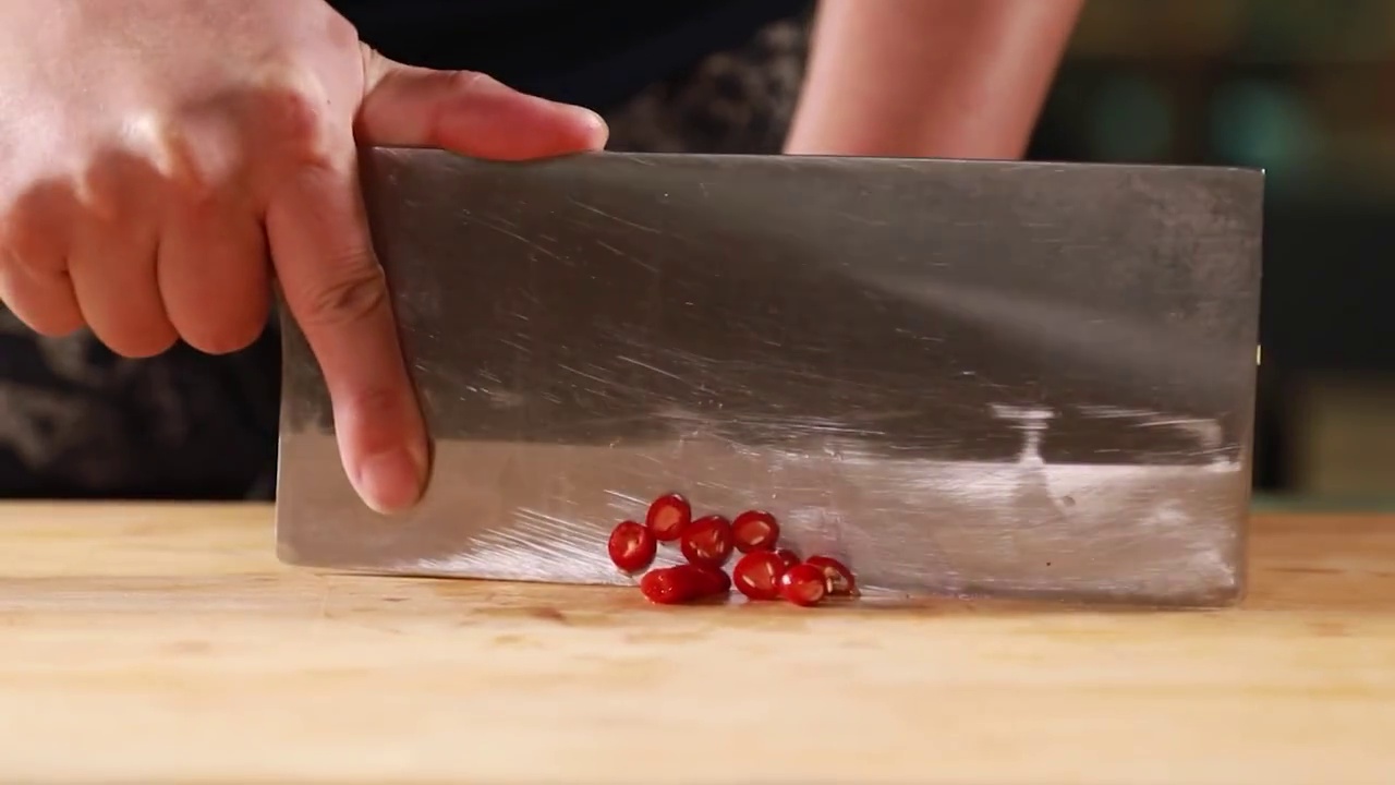 海鲜焖面制作过程切菜视频素材