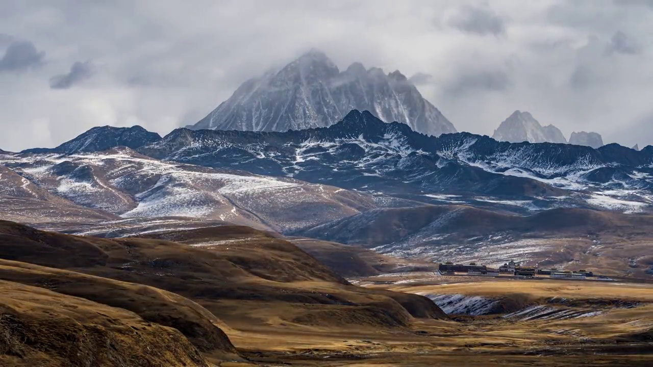 川西甘孜藏族自治州塔公草原远眺雅拉雪山延时摄影视频素材