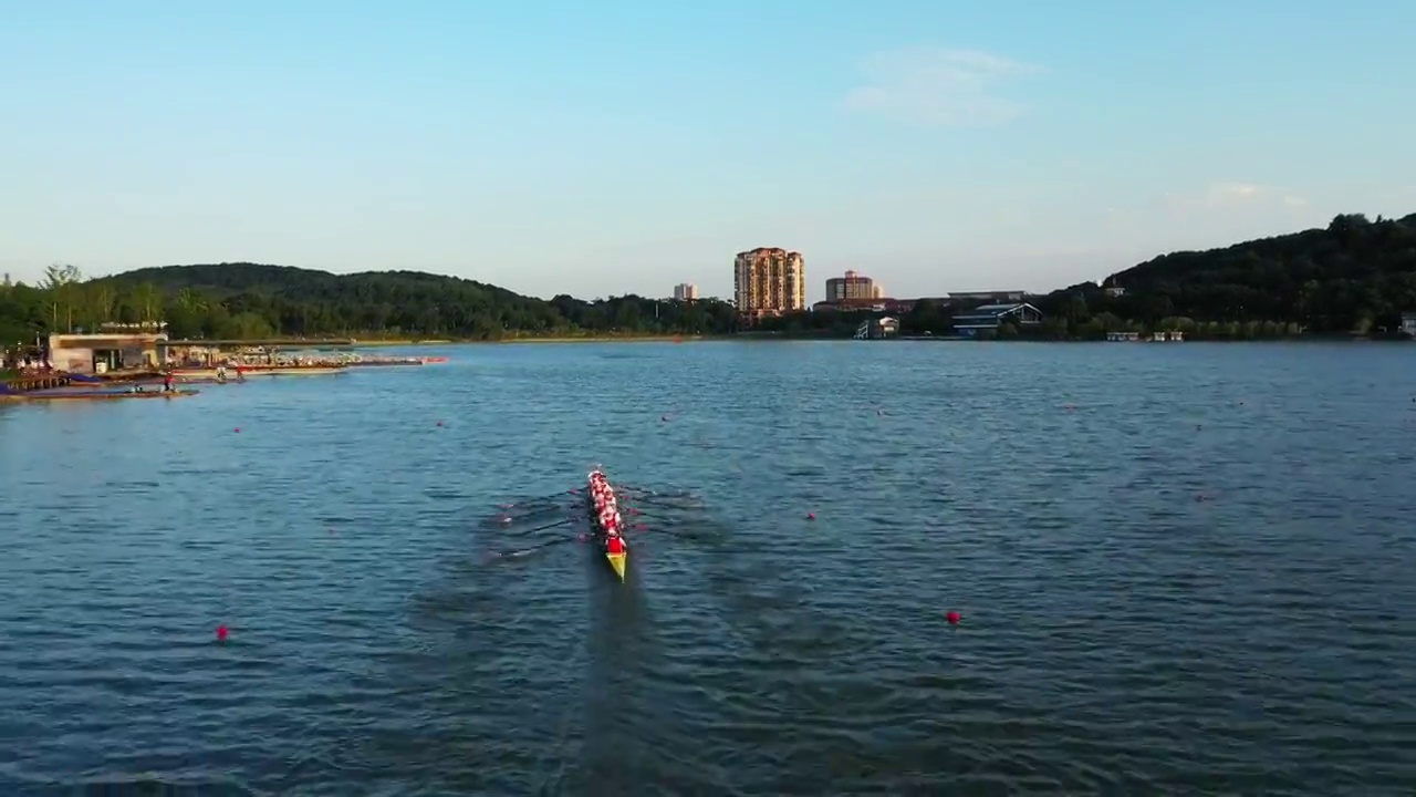 南京玄武湖公园水上运动比赛，多人制皮划艇竞赛视频素材