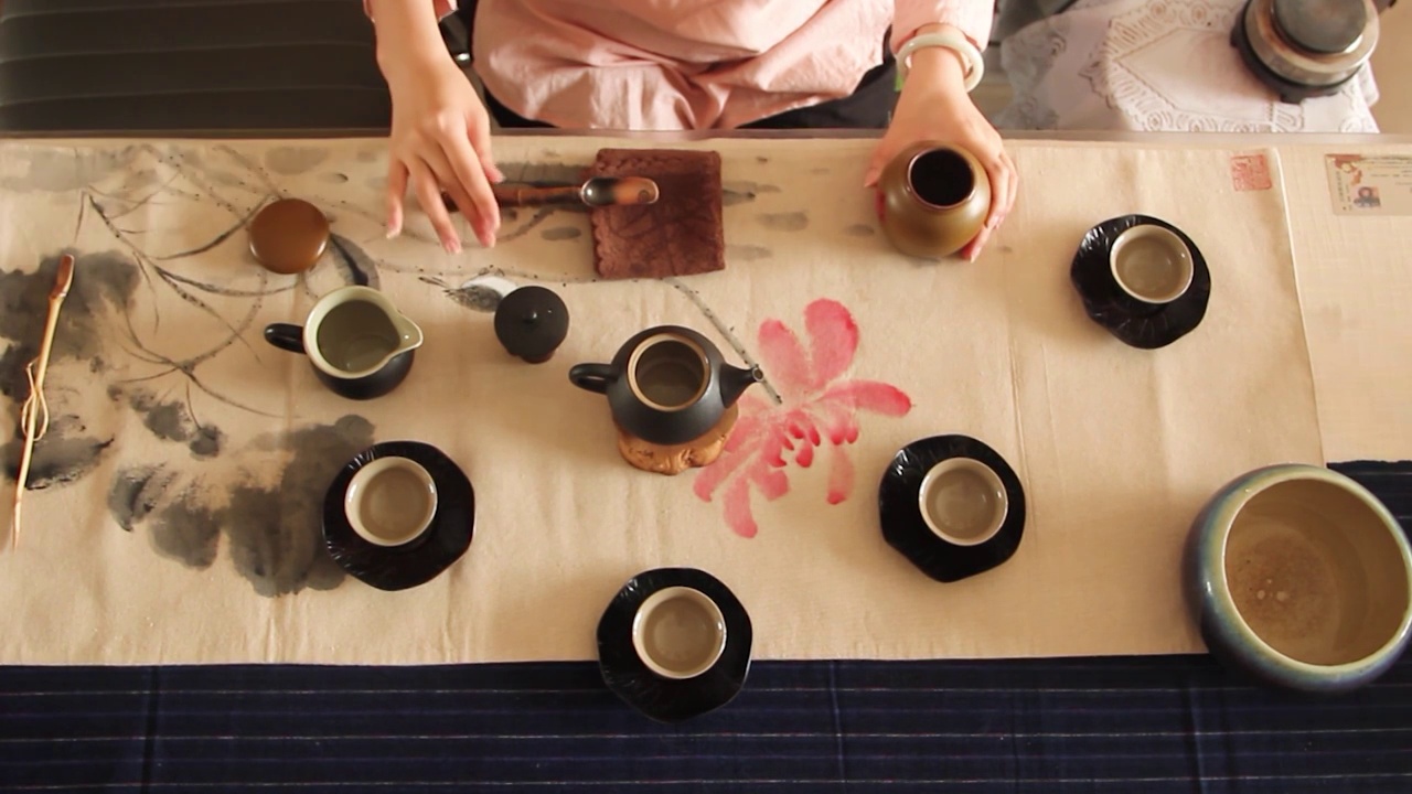 茶艺师在案上沏茶视频下载