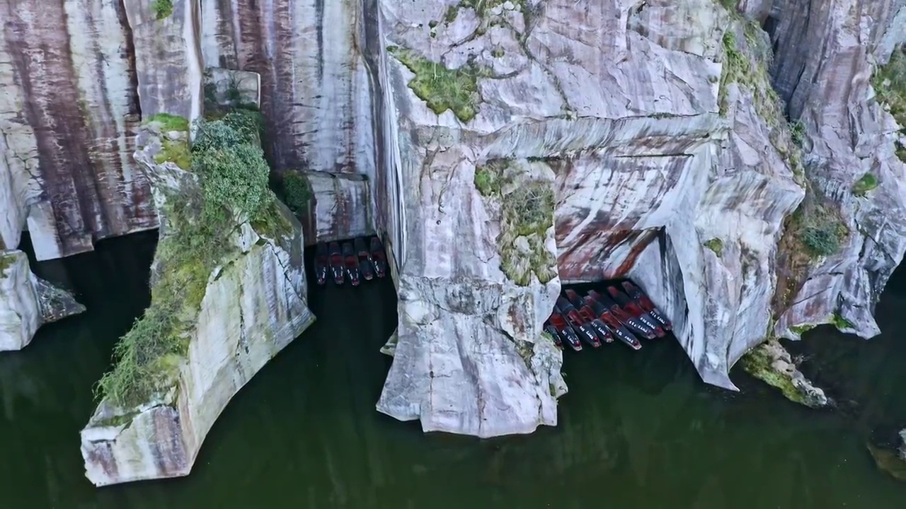 山脚下沿河停泊的小船视频素材