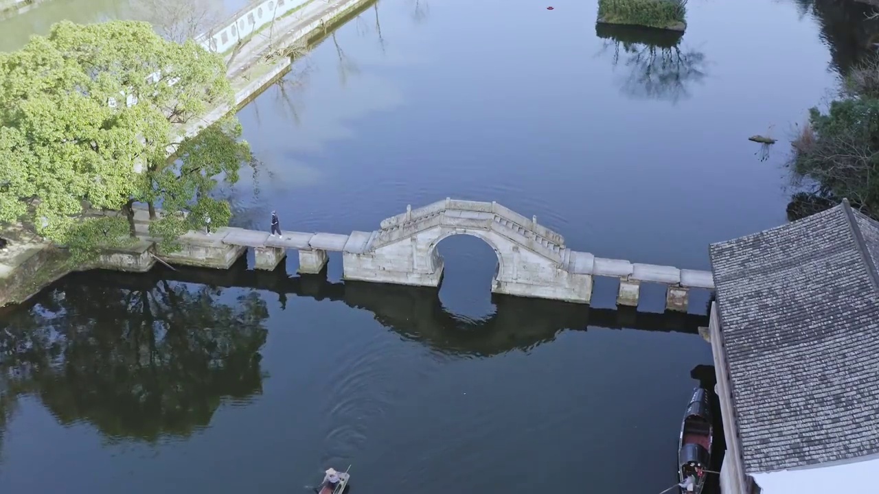 划船穿过桥洞,小桥流水视频素材