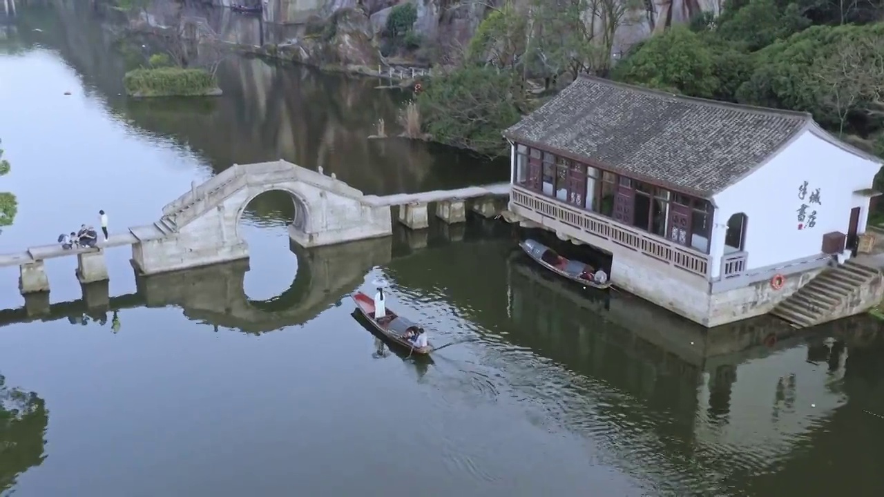 划船穿过桥洞,小桥流水视频素材