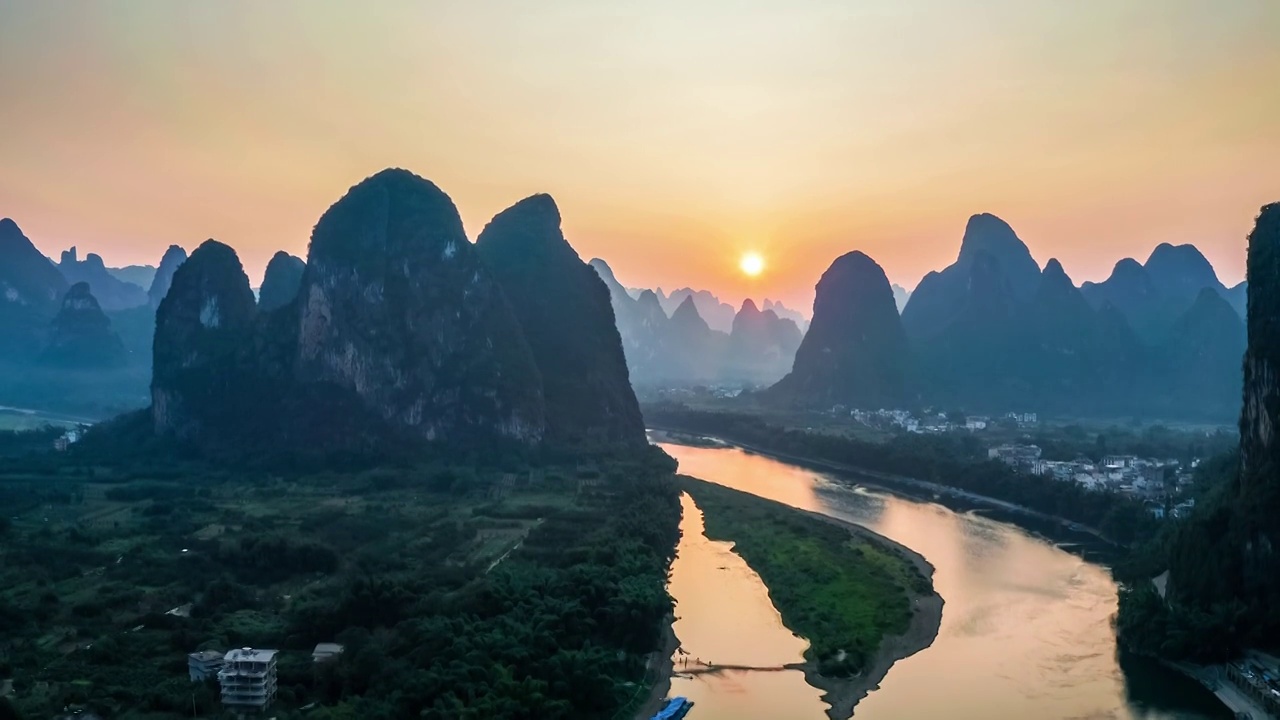 航拍中国桂林漓江山水自然风光在日出视频下载