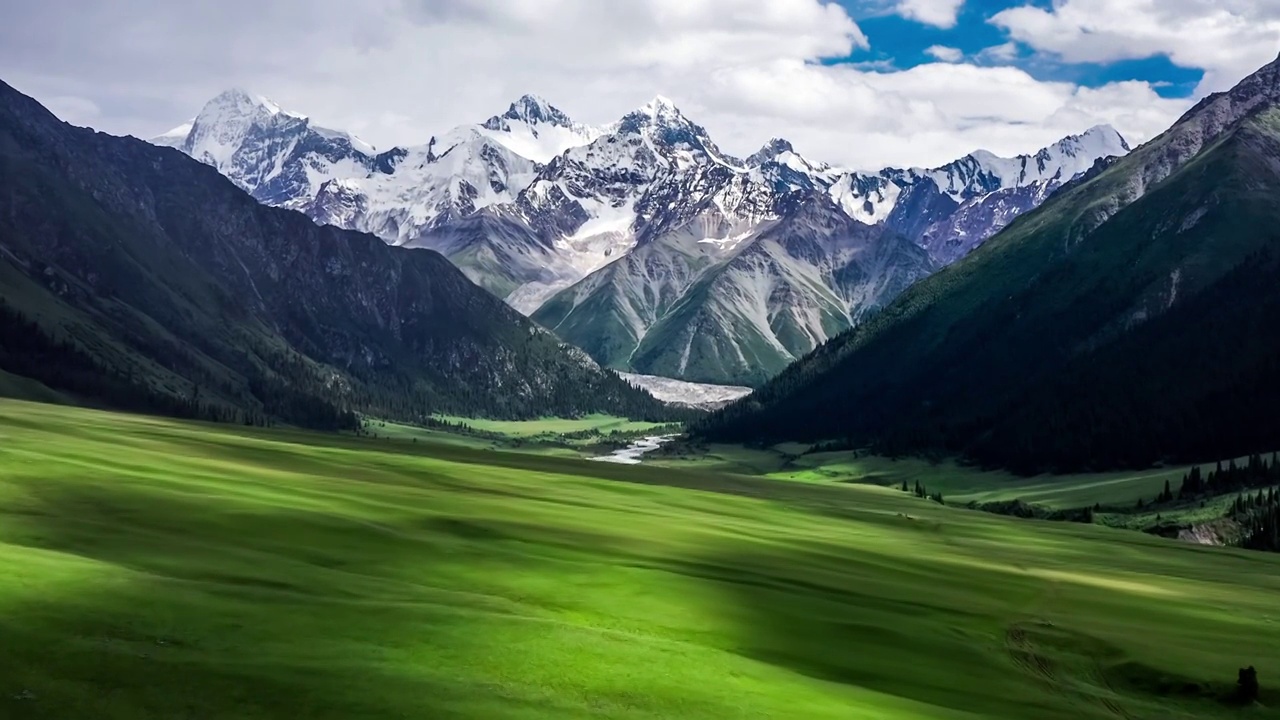 中国新疆夏塔公园雪山和草地风景航拍视频素材