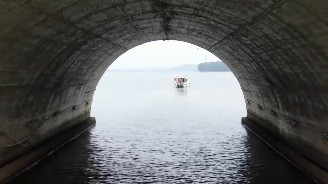 H140400A武汉沙湖汉街航拍穿越桥洞拍摄快艇视频下载