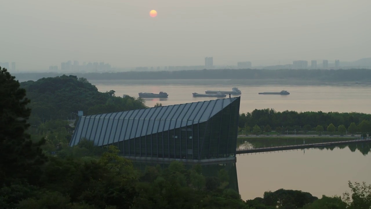 H140552A武汉江夏金口中山舰博物馆室外航拍绿色植被长江货轮来往夕阳日落视频下载