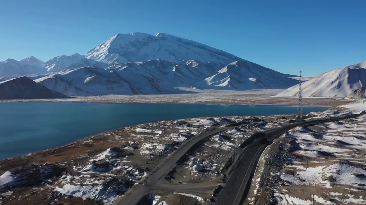 新疆喀什帕米尔高原塔什库尔干县G314中巴公路喀拉库勒湖慕士塔格峰雪山自然风光视频素材