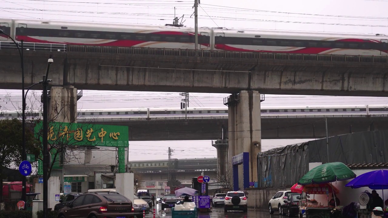 快速行驶在高架桥上的动车组列车视频素材