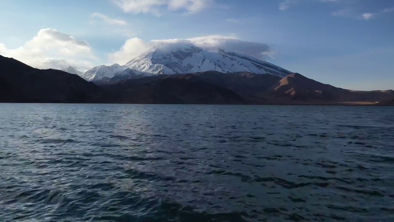 卡湖与贡格尔九别峰航拍视频素材