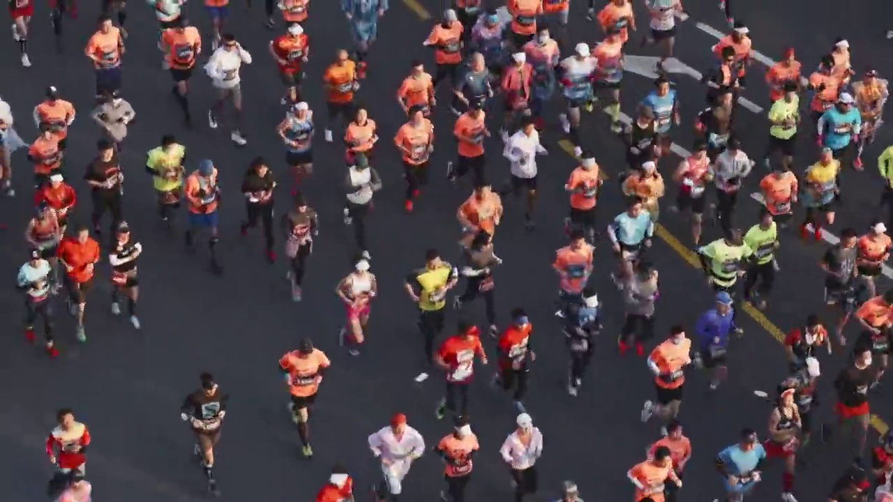 上海马拉松大批参赛选手经过中山东一路外滩视频下载