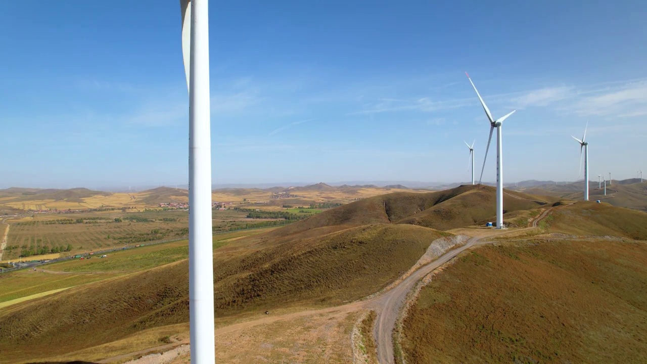草原上矗立的新能源风力发电的风车视频素材