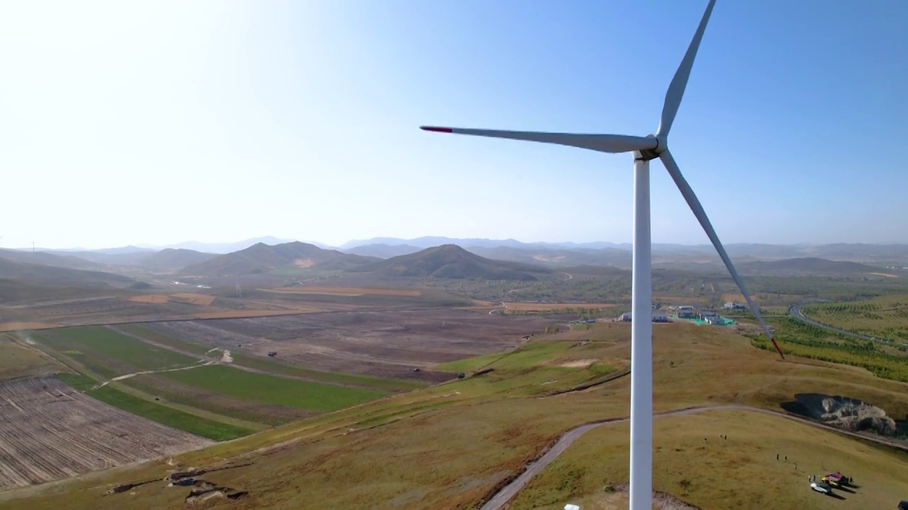 草原上矗立的新能源风力发电的风车视频素材