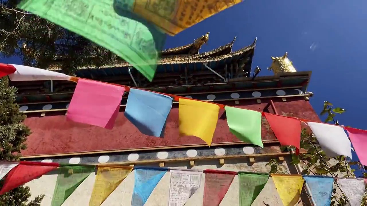 云南香格里拉寺庙外观和经幡视频素材