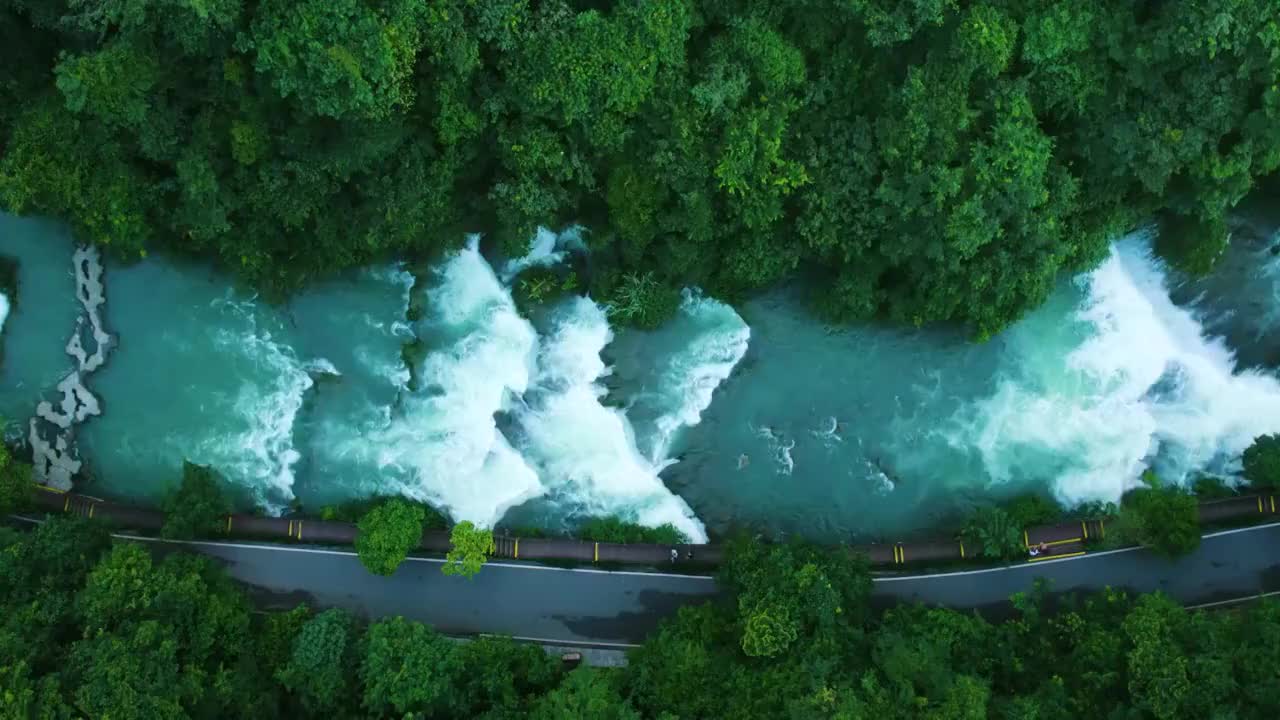 航拍贵州荔波小七孔瀑布鸳鸯湖湖泊划船视频下载