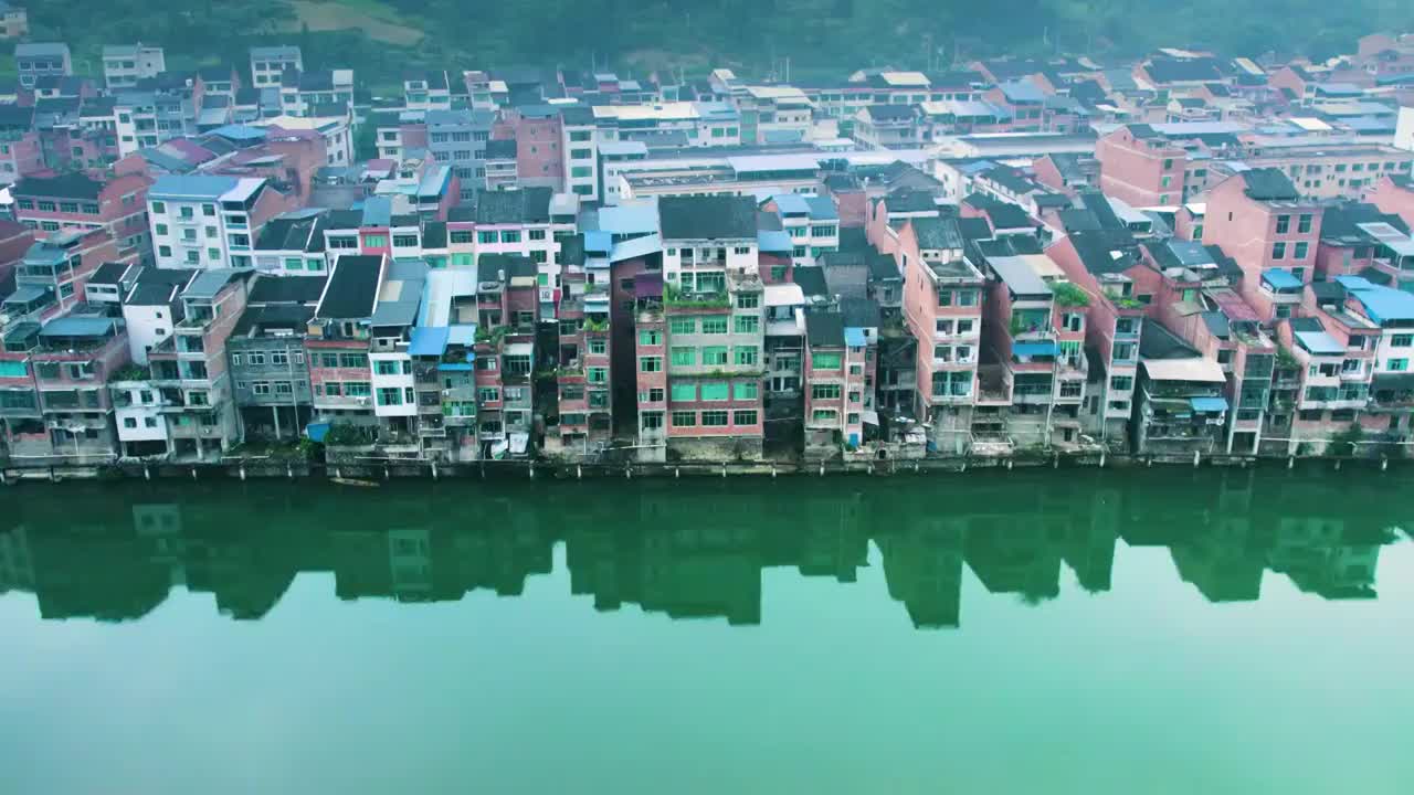航拍水上人家村落城镇美丽乡村房屋视频素材