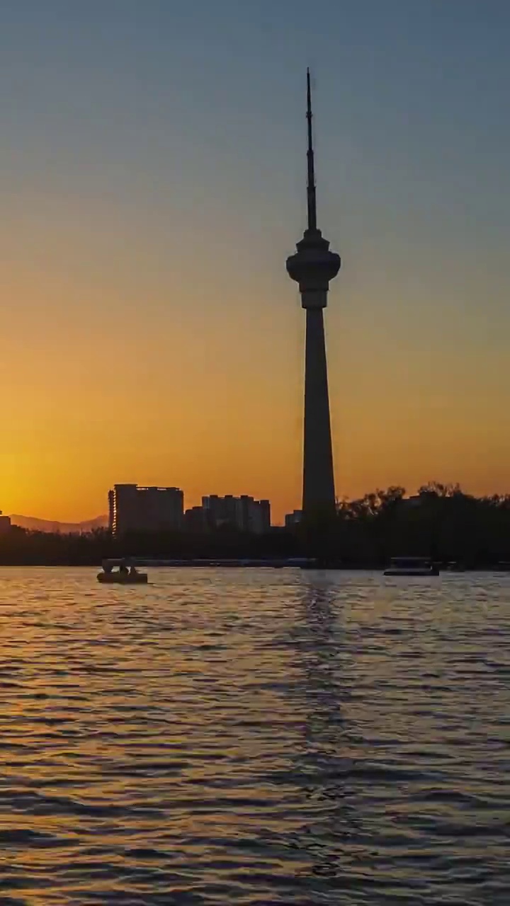 中央电视塔的日转夜延时，玉渊潭湖边拍摄视频素材