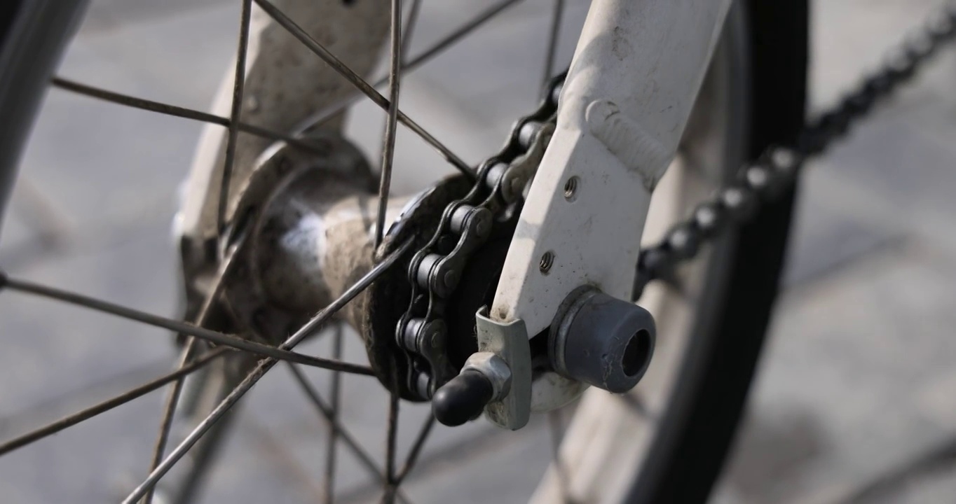 自行车载具：测试维修后的自行车传动链条视频下载