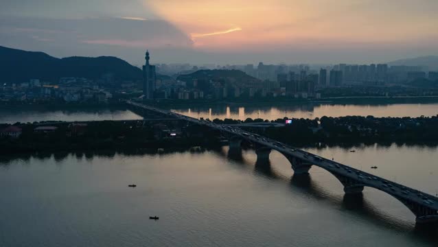 长沙湘江橘子洲大桥晚霞俯拍全景延时视频素材