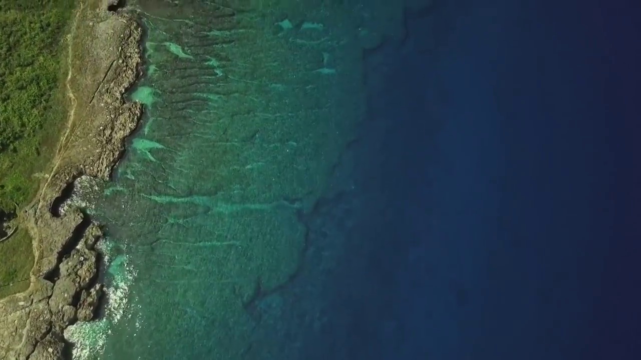 航拍海岛岸边清澈透明的海水视频素材