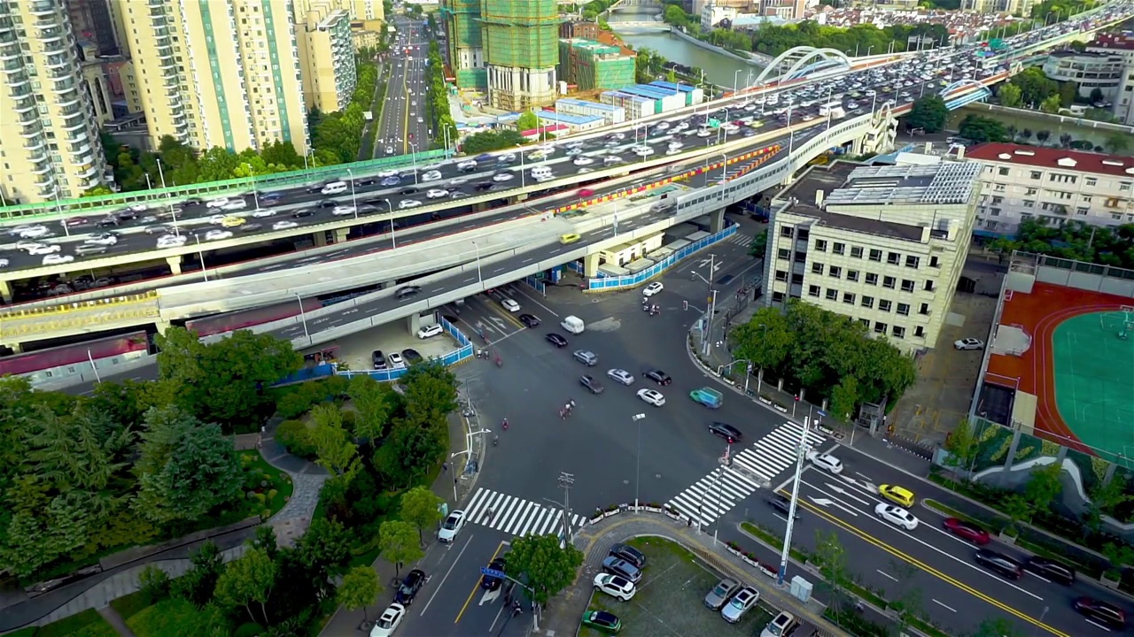 晴朗夏天的午后，上海南北高架及北横通道繁忙交通视频素材
