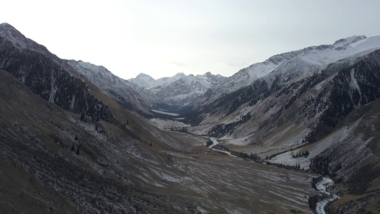 冬季天山峡谷风光航拍视频素材