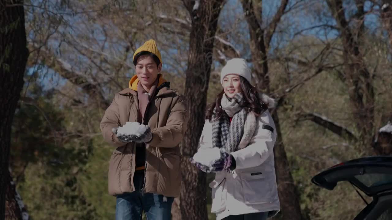 幸福情侣在雪地里玩耍视频素材