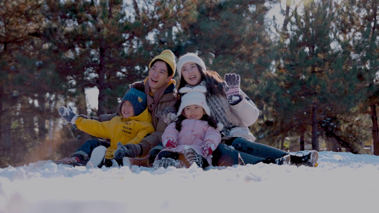 快乐家庭在雪地里玩耍视频购买