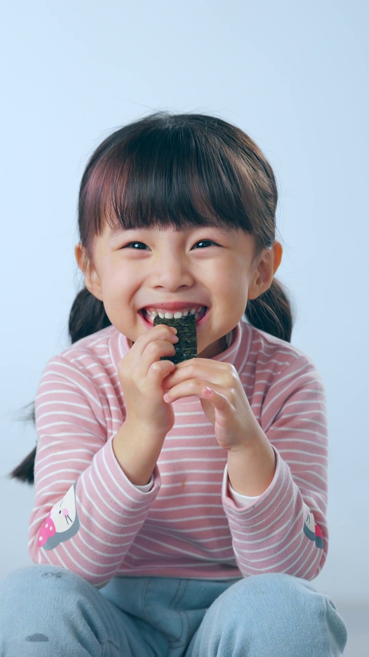 吃海苔的小女孩视频素材