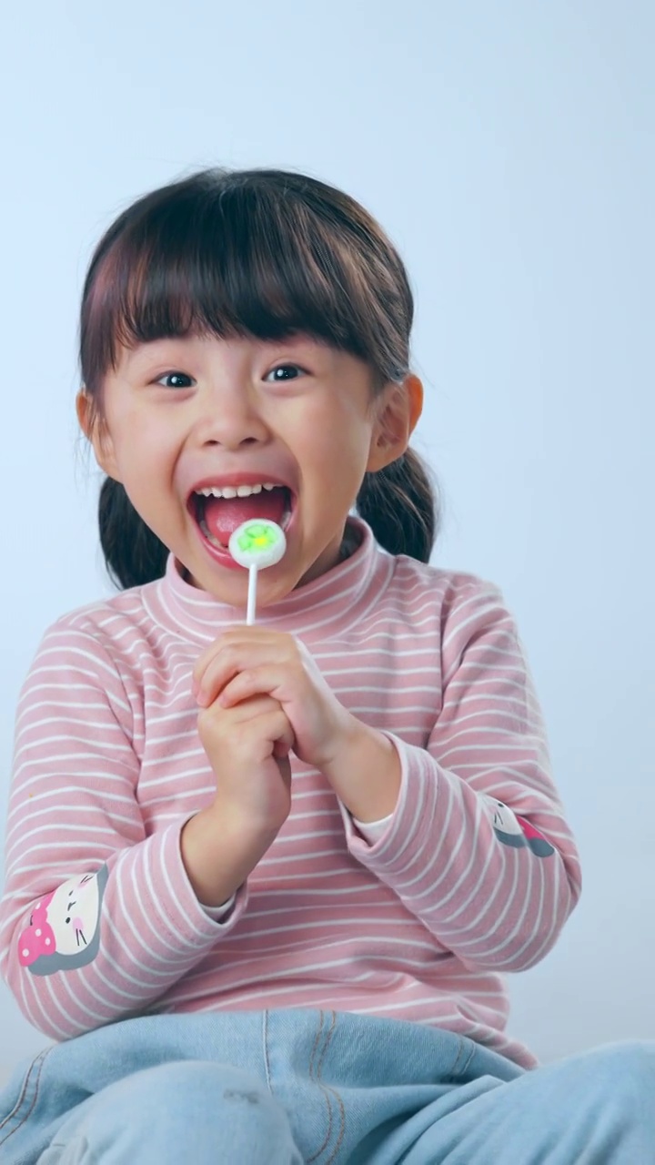 吃棒棒糖的小女孩视频下载