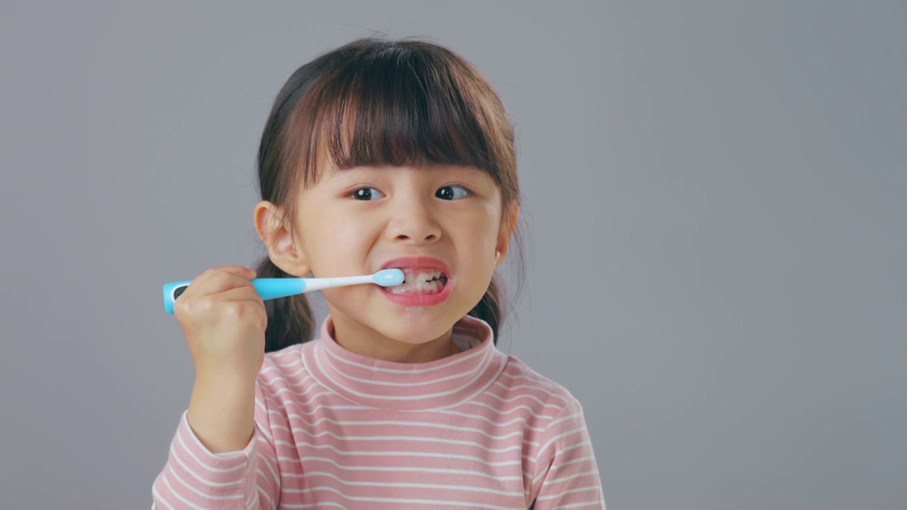 刷牙的小女孩视频下载