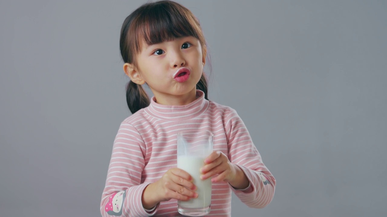 喝牛奶的小女孩视频下载