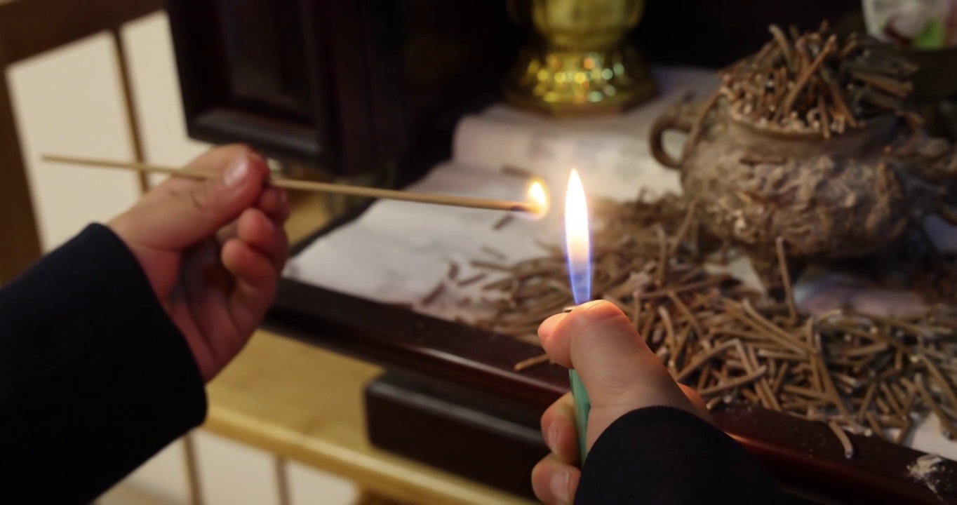 宗教信仰：使用打火机点燃檀香，用来祭拜祖先视频素材