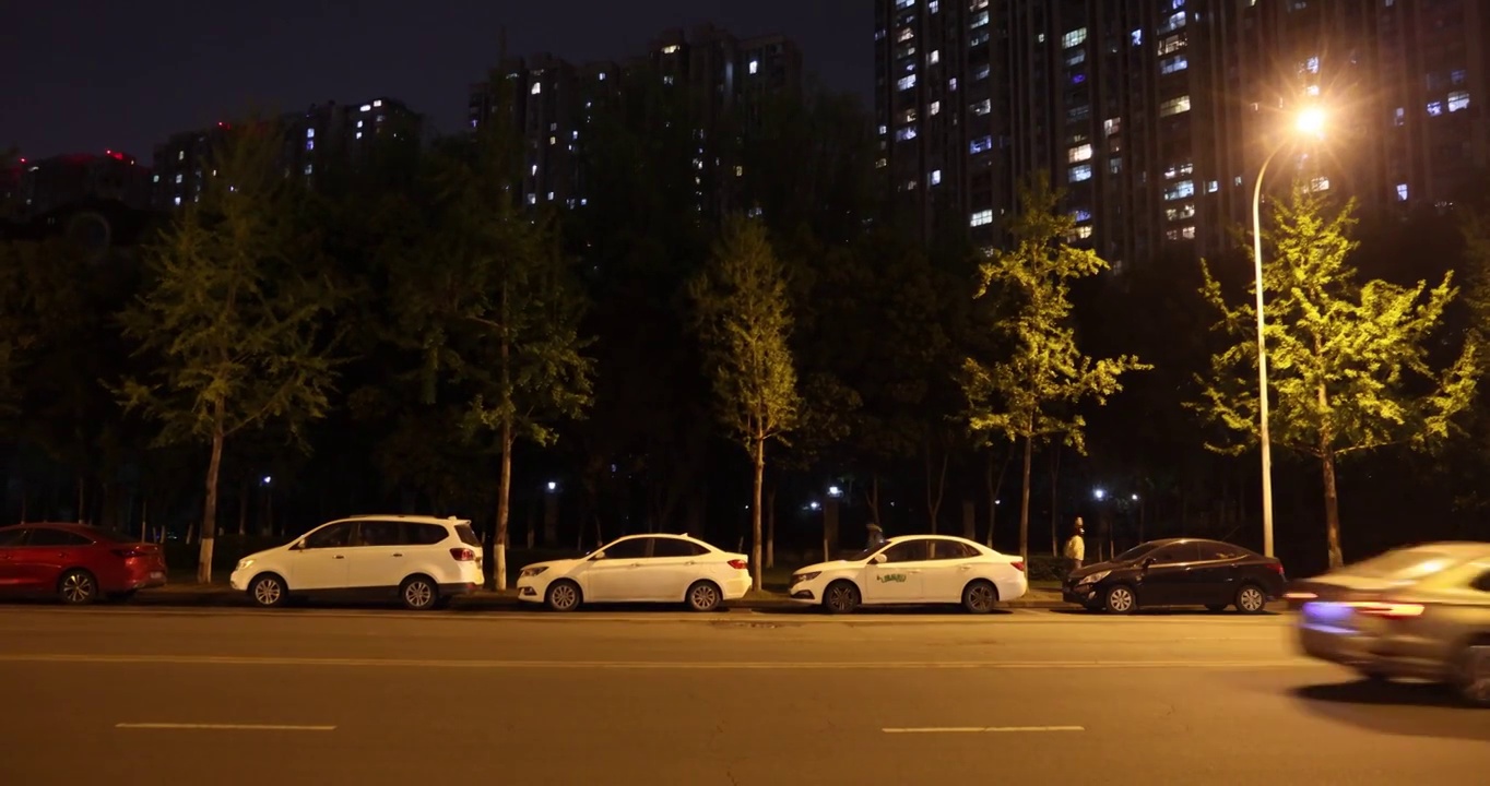 城市夜景风光：成都郫都区创智公园周边的城市公路视频素材