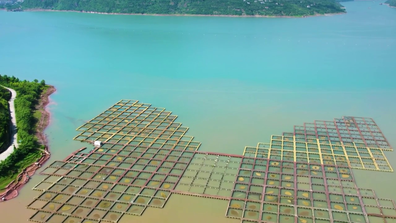 航拍金沙江上蝴蝶形状的鱼排养鱼场视频素材