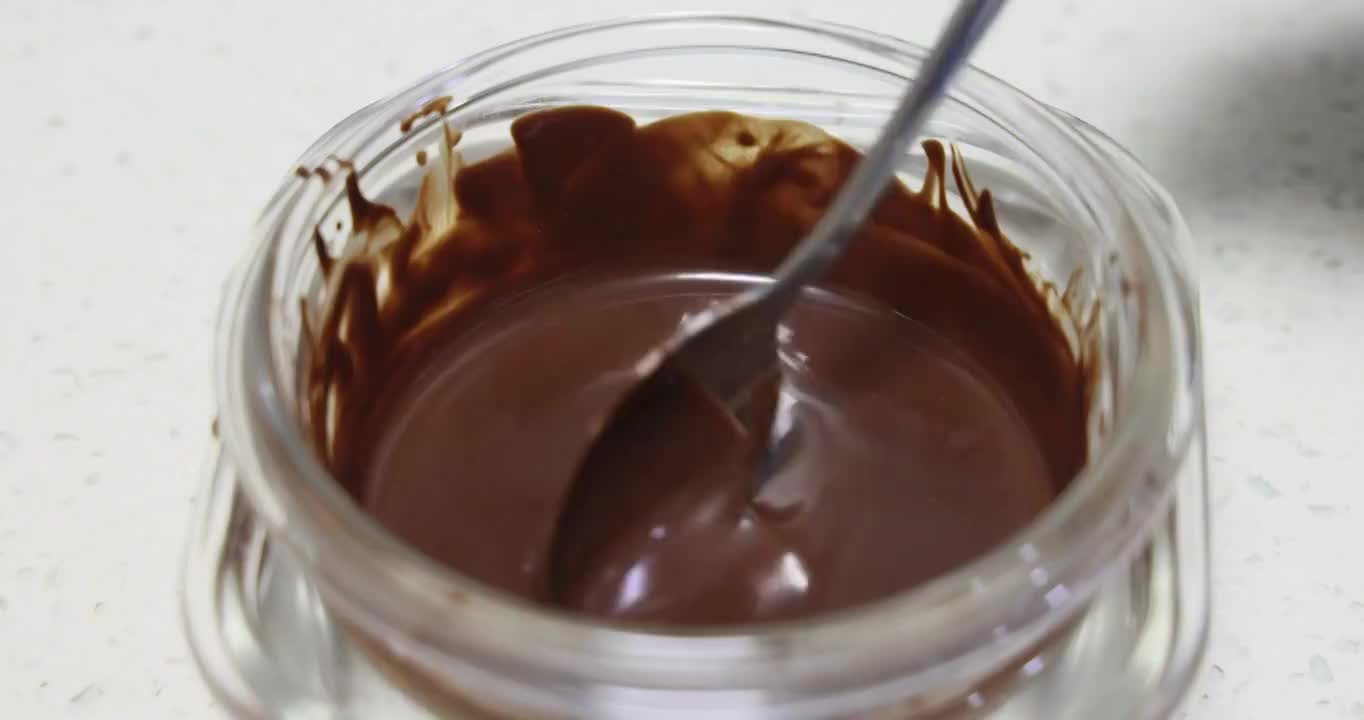 生巧克力甜品制作过程：巧克力块隔水融化成巧克力酱视频下载
