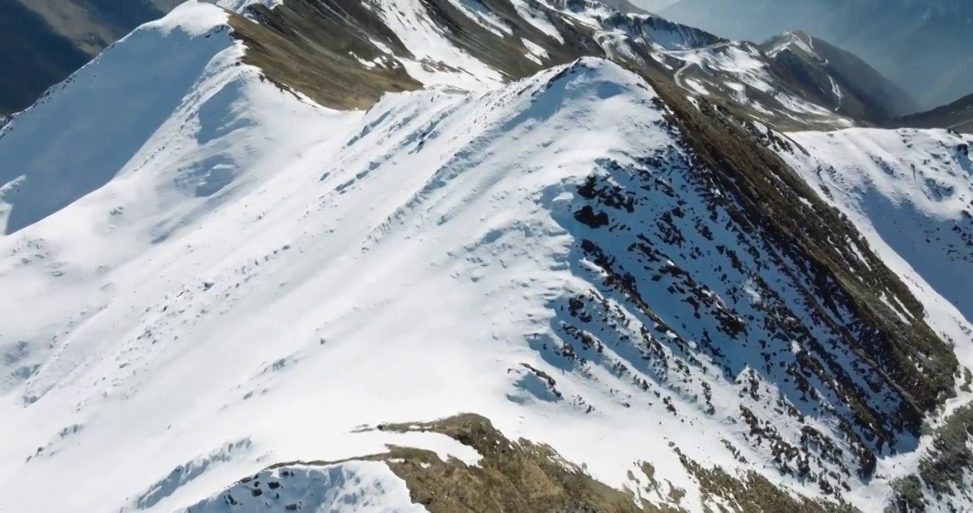 冬日的红军长征翻越的夹金山白雪皑皑 巍峨壮丽视频素材