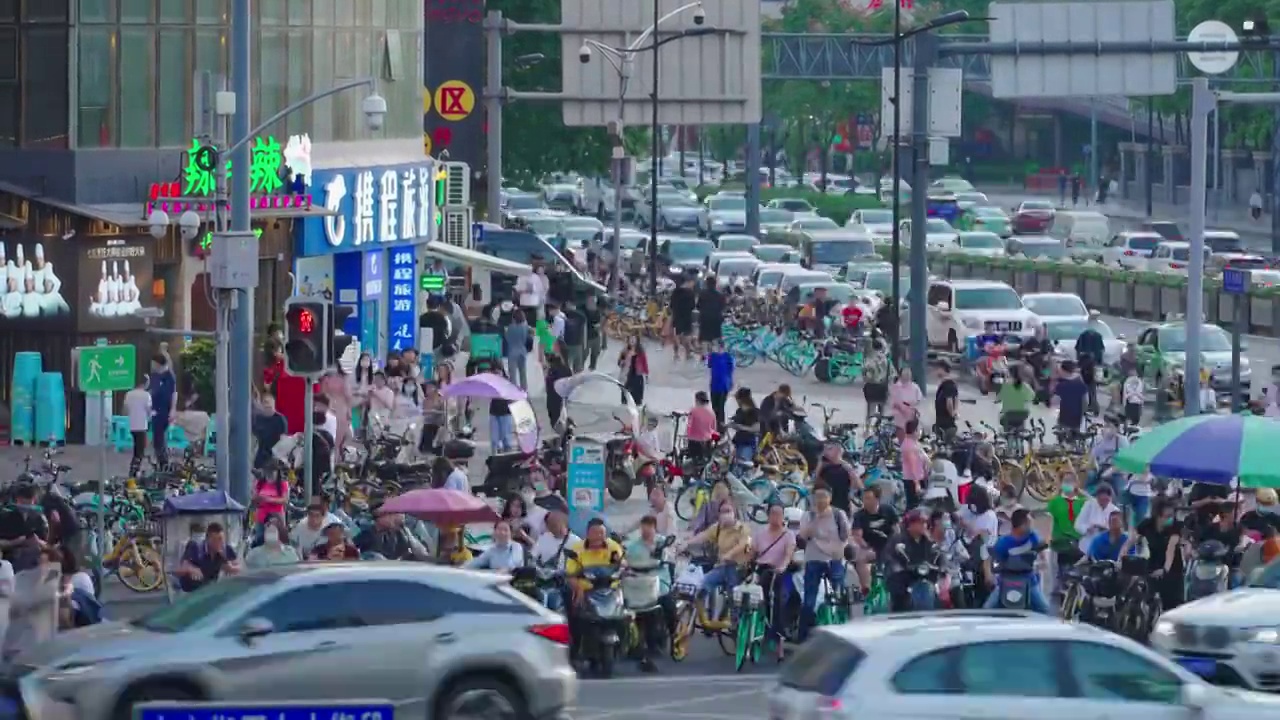 四川成都，2021年9月28日：繁忙拥挤的春熙路挤满汽车行人过斑马线延时摄影视频素材