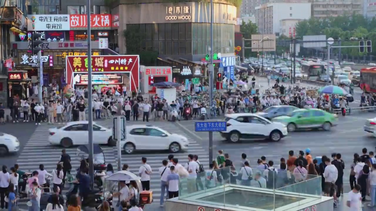 四川成都，2021年9月28日：繁忙拥挤的春熙路挤满汽车行人过斑马线延时摄影视频素材