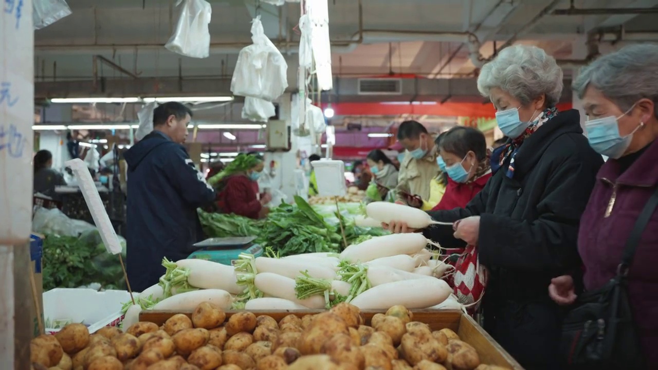 2021-11-28 四川成都 老年人戴口罩在市场菜摊用手机支付买菜视频素材