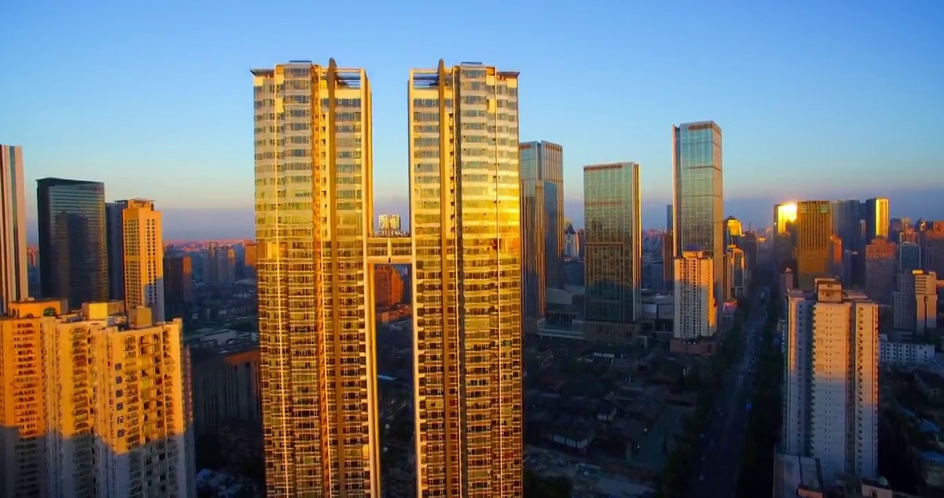 成都日出时分的美丽航拍风景 金色的阳光照在高楼上视频素材