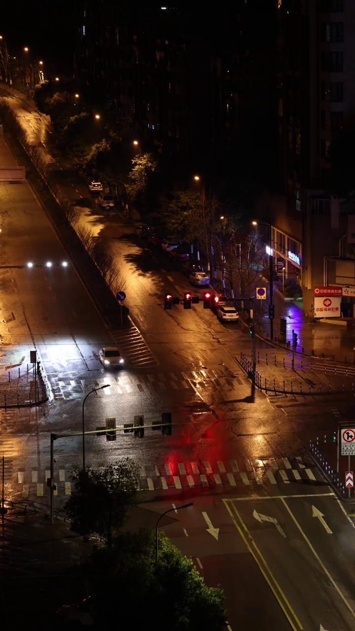 延时城市风光：雨天夜景灯光下的重庆南岸区丁香路与桂雨路交叉十字路口（竖版）视频素材